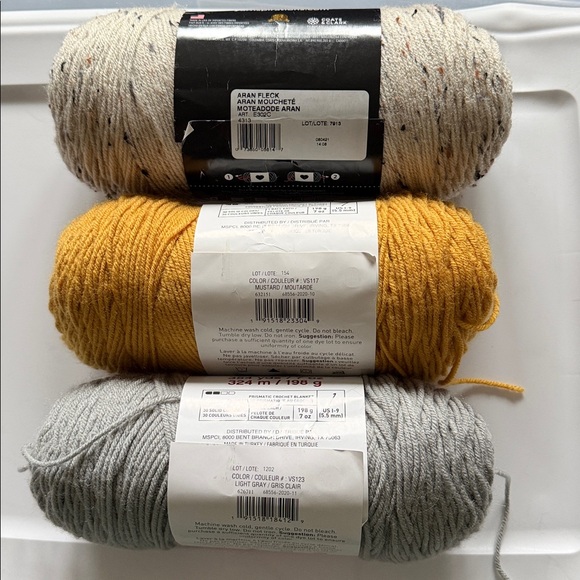 Red Heart&craftsmart yarn
Size 1-10oz,2-7 oz
Color:Aran,mustard,light gray - Picture 3 of 3